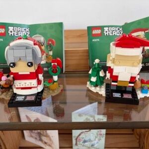 Lego Red Green Christmas Holiday Building Set Brick Heads -- Santa Mrs. Clause!